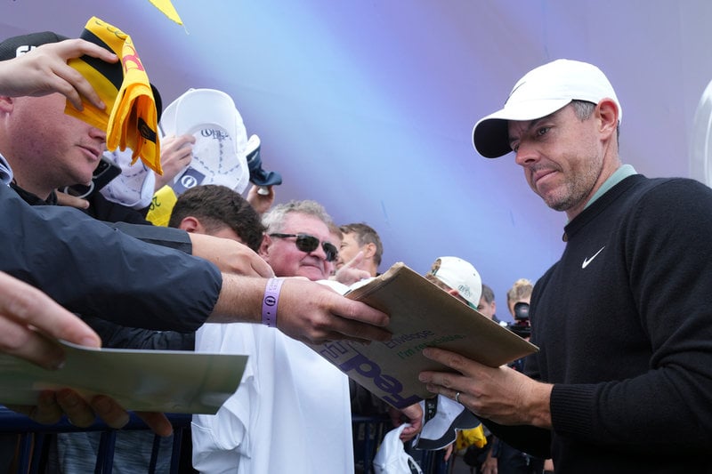 Hemmasonen Rory McIlroy är förstås högvilt för de nordirländska autografjägarna.