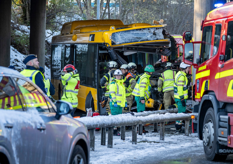 Polis och räddningstjänst på plats på E22 i Malmö efter att en buss kört in i en bropelare på fredagsmorgonen.