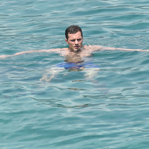Jamie Dornan plaskar runt. Jamie Dornan plaskar runt.