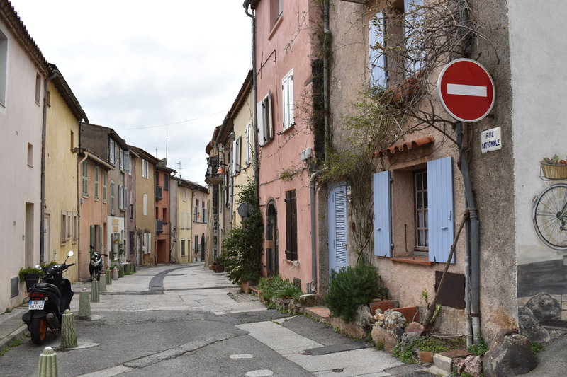 Rue nationale, Nationalgatan, i den äldre delen av Cogolin. Kommunen har omkring 12 000 invånare och sträcker sig i en smal remsa ned till Medelhavet.