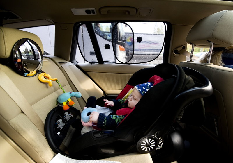 Barn bör sitta i bakåtvända bilbarnstol i fyra år eller längre. Arkivbild. 