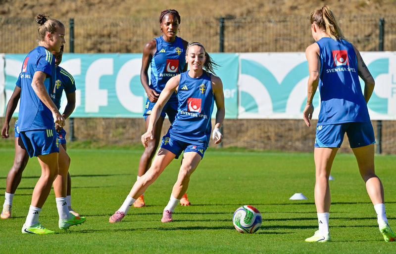 Kosovare Asllani i centrum under den landslagsträningen utanför Marbella under torsdagen.