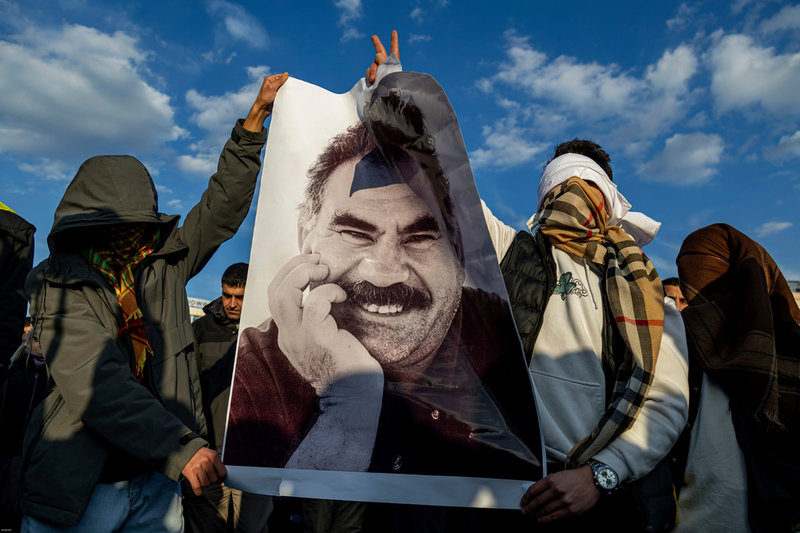 Kurder håller upp ett fotografi av PKK-grundaren Abdullah Öcalan, som sedan 1999 sitter fängslad i Turkiet. Arkivbild