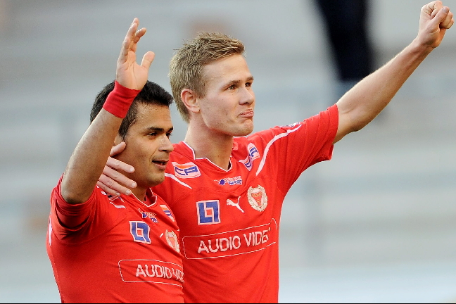 Här firar han KFF:s 2-1-mål tillsammans med Erik Israelsson.