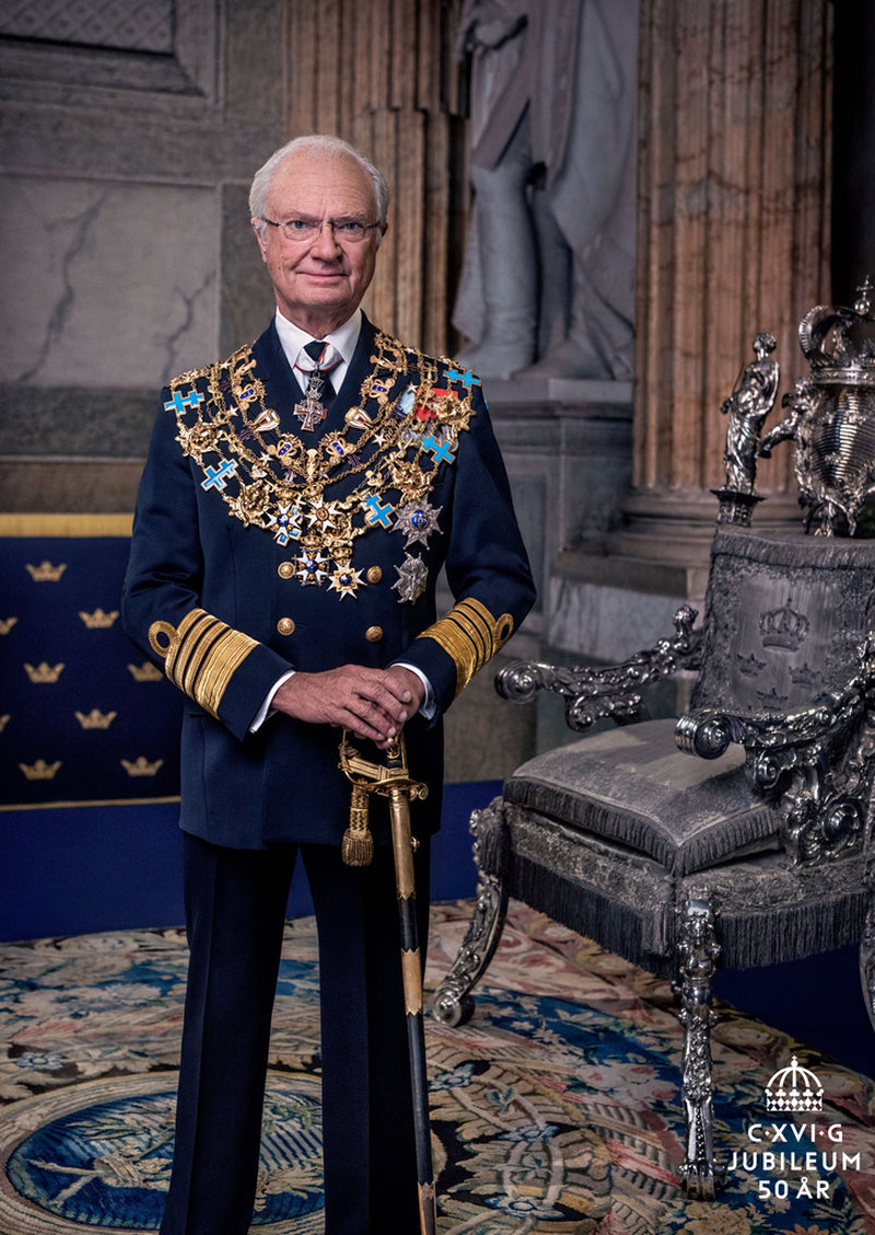 Serafimerorden, Svärdsorden och Nordstjärneorden är några av den många ordnar och medaljer som pryder kungens bröst på det nytagna porträttet.