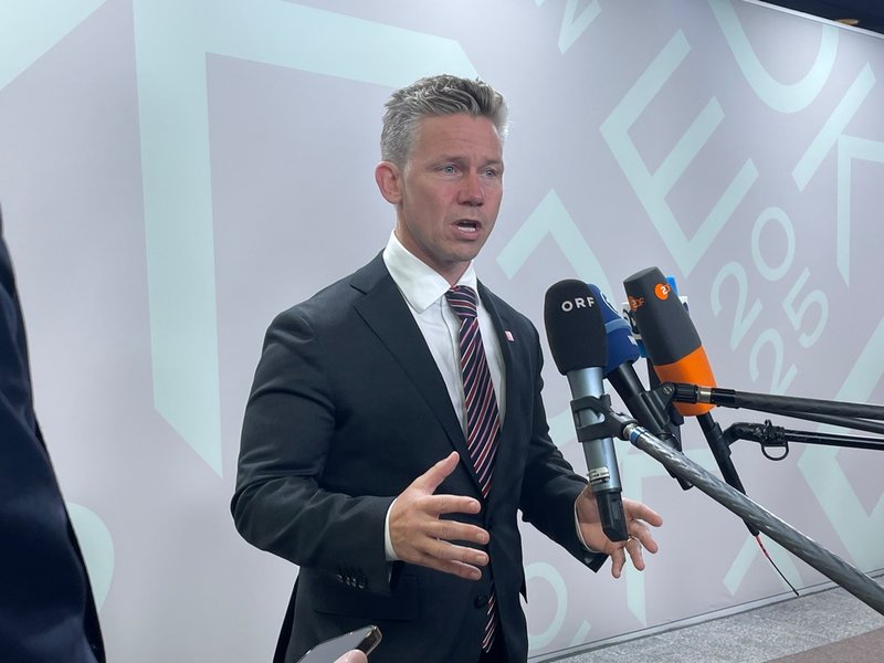 Försvarsminister Pål Jonson på väg in till fredagens EU:s försvarsministrars möte i Köpenhamn.