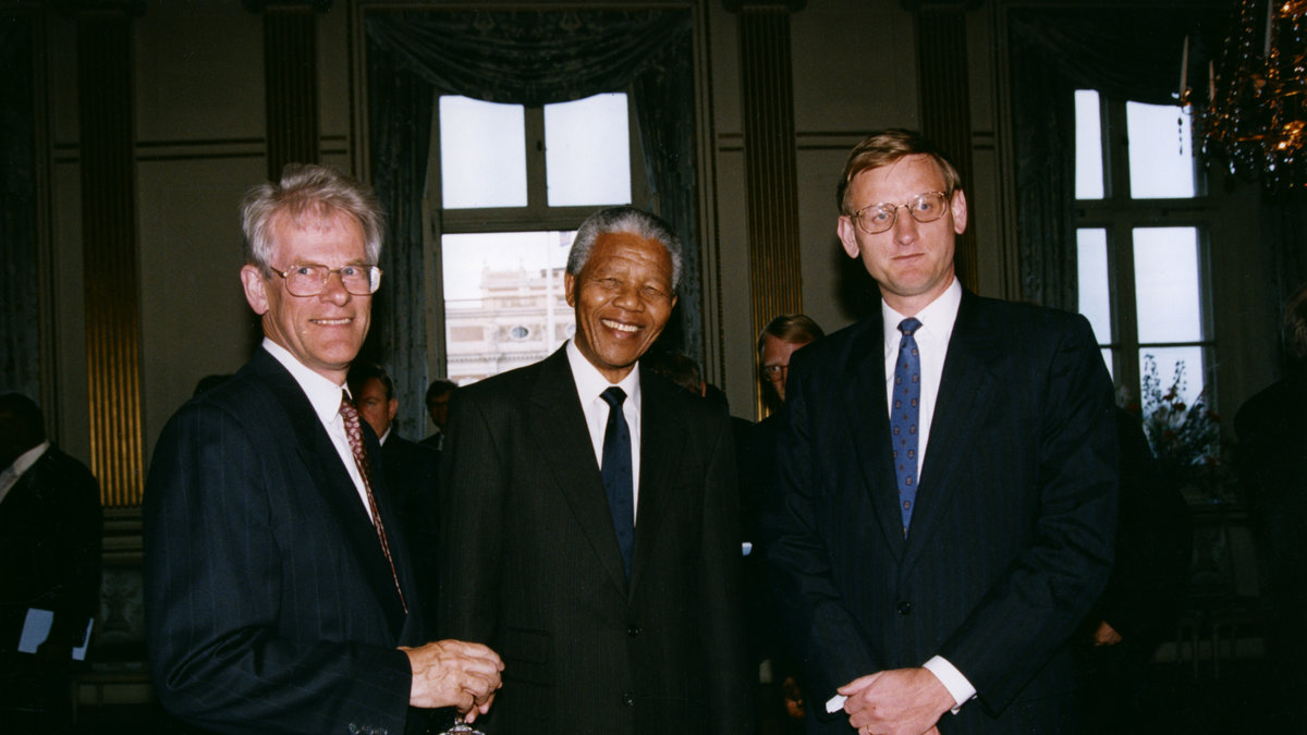På statsbesök i Sverige 1992 med dåvarande statsministern Carl Bildt och oppositionsledaren Ingvar Carlsson.