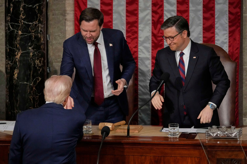 President Donald Trump hälsar på vicepresident JD Vance och representanthusets talman Mike Johnson vid fjolårets tal inför kongressens båda kamrar – som inte kallades för ett State of the union-tal eftersom Trump just tillträtt då.
