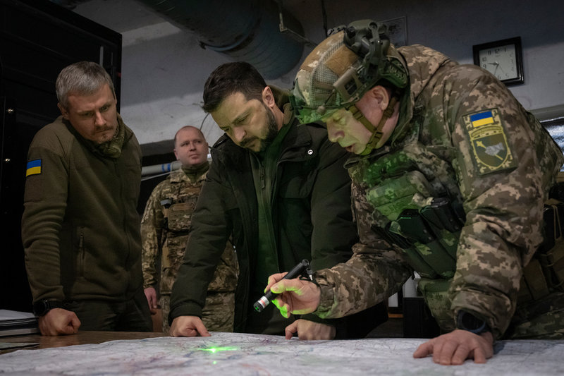 Ukrainas president Volodymyr Zelenskyj tillsammans med landets militära ledning i Charkivregionen i östra Ukraina.