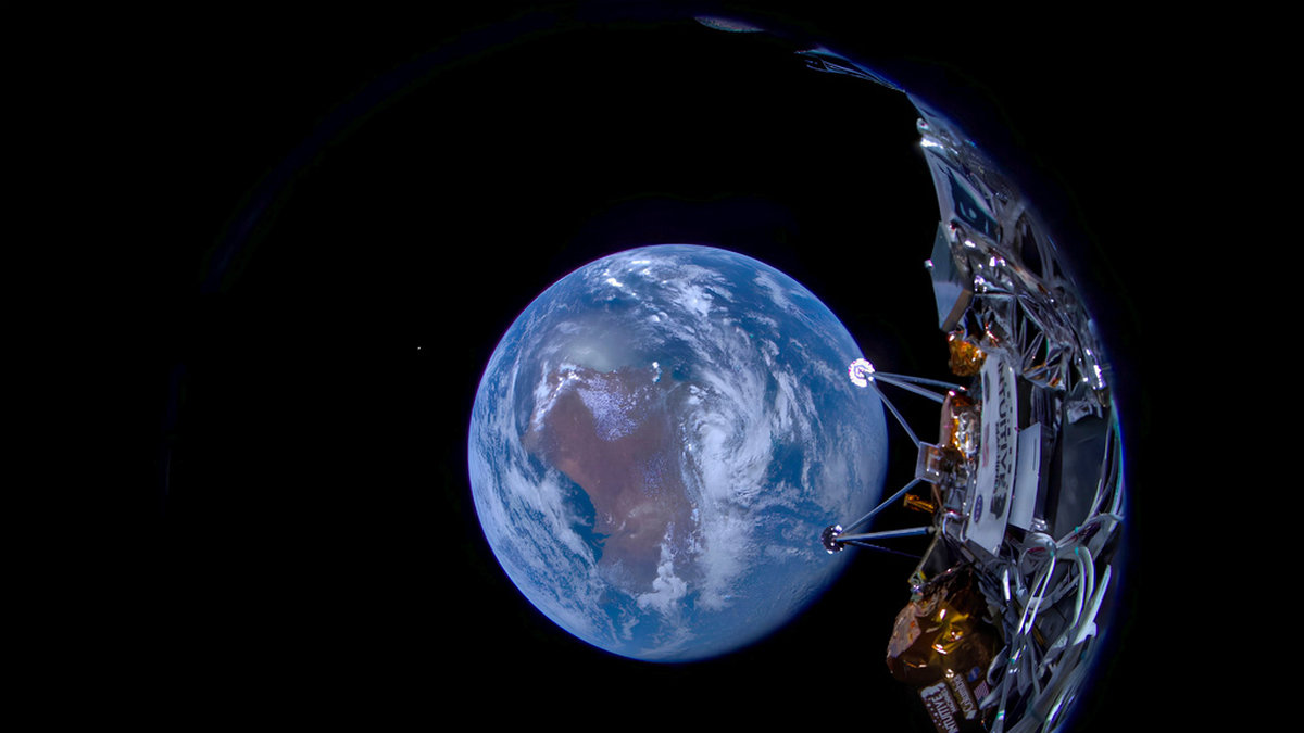 Månsonden Odysseus, med jorden i bakgrunden. Bild från 16 februari.