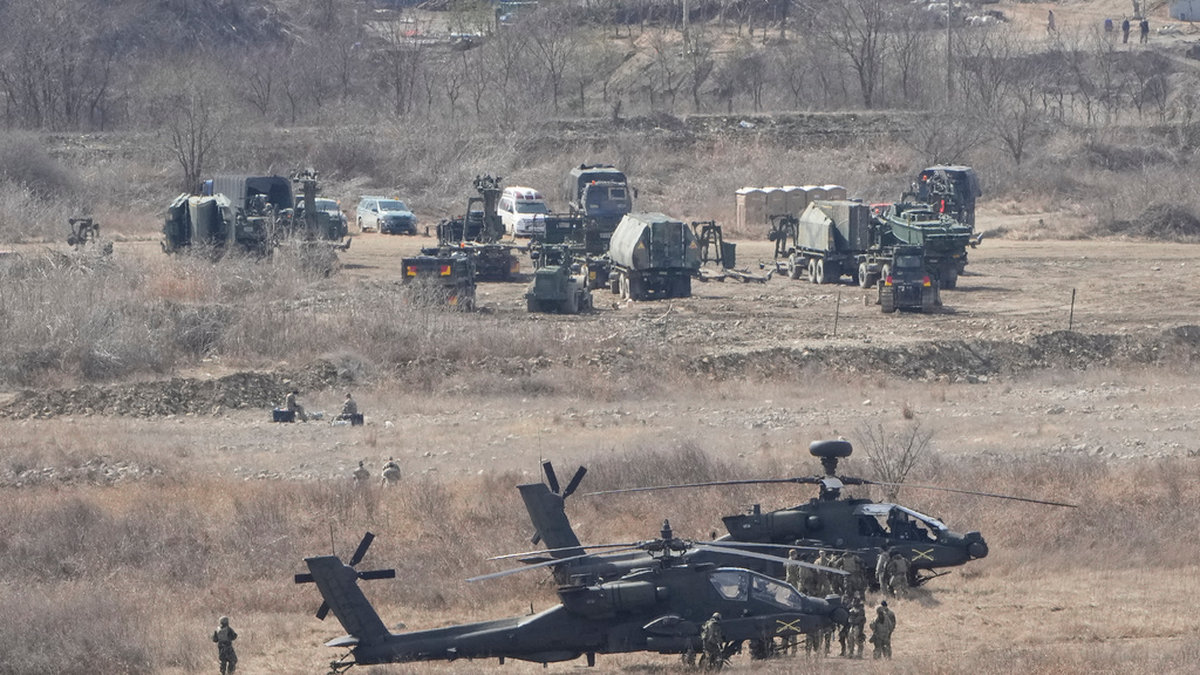 Amerikanska Apache-helikoptrar på plats i Sydkorea nära gränsen till Nordkorea.