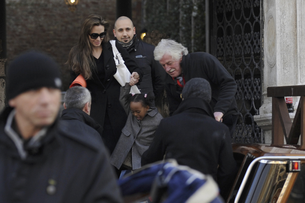Här återförenas hon med sin far, Jon Voight, i Venedig. Här återförenas hon med sin far, Jon Voight, i Venedig.