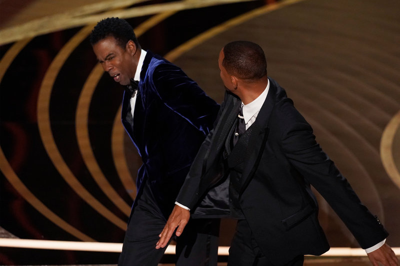 Will Smith klipper till Chris Rock på Oscarsgalan.