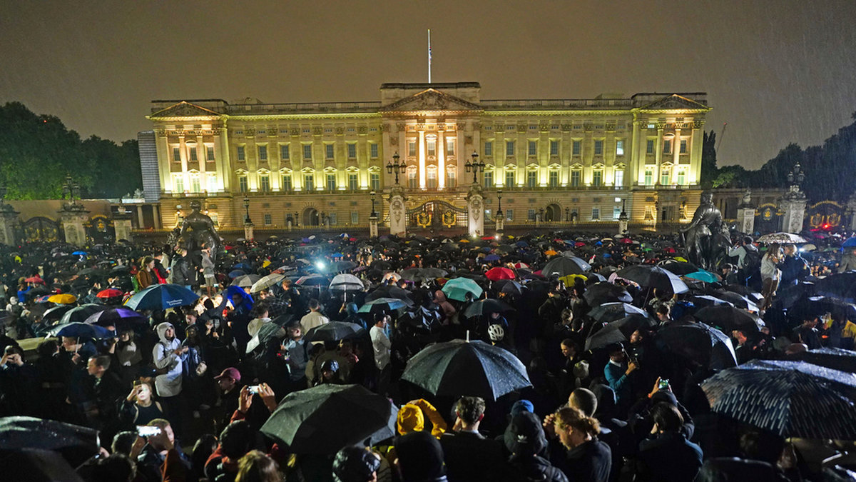 Folksamling utanför Buckingham Palace i centrala London på torsdagskvällen.