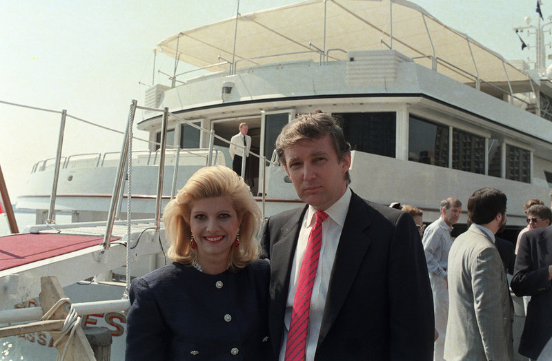 Ivana Trump poserar med den unge fastighetsutvecklaren Donald Trump, senare USA:s president, framför deras lyxjakt 1988.