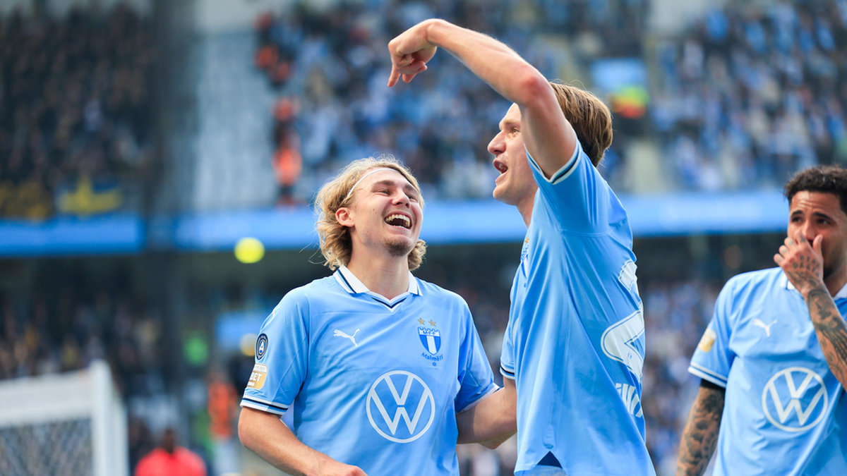 Glada miner i Malmö FF efter storsegern hemma mot AIK. Här skrattar Sebastian Nanasi gott efter långskottet till 4–0.