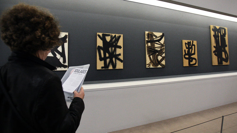 I sitt nonfigurativa måleri utforskade Pierre Soulages olika användningsområden av färgen svart. Arkivbild.