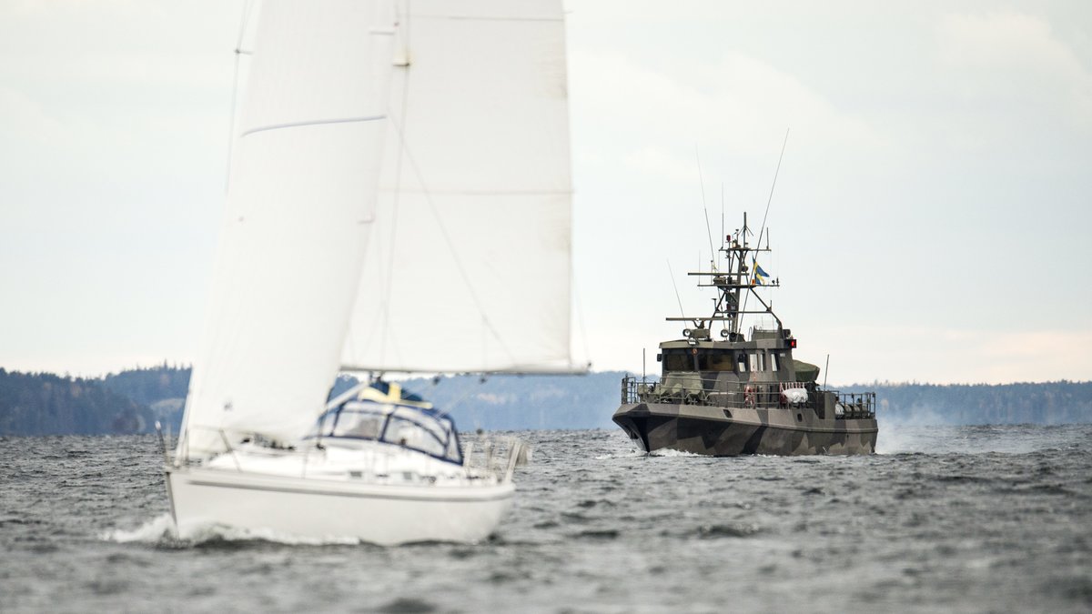En privat segelbåt och en militär bevakningsbåt på Nämndöfjärden i Stockholm.