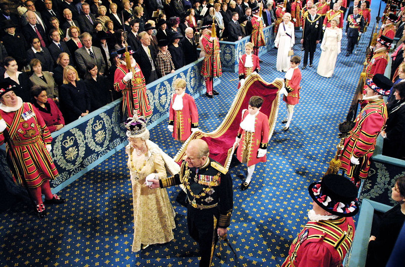 Pompa och ståt hör nästan till vardagen i överhuset. Här är drottning Elizabeth II på väg till parlamentets öppnande i november 2002.