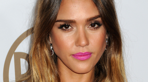 År 2010 blev skådespelerskan Jessica Alba utsatt för en hacker som läckte hennes toplessbilder. På bilden syns en gravid Jessica Alba som drar ner sin skjorta och visar sina bröst. År 2010 blev skådespelerskan Jessica Alba utsatt för en hacker som läckte hennes toplessbilder. På bilden syns en gravid Jessica Alba som drar ner sin skjorta och visar sina bröst.