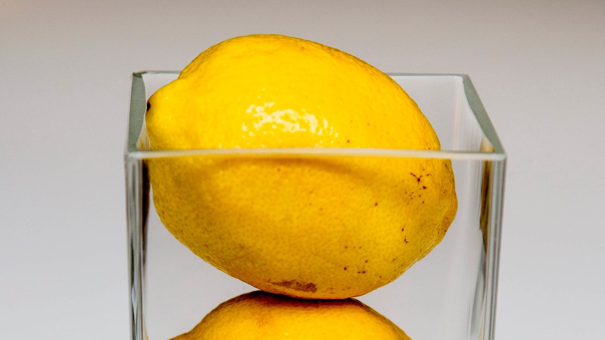 Ett bra sätt att få i dig allt det är att pressa citron i vatten och dricka det.