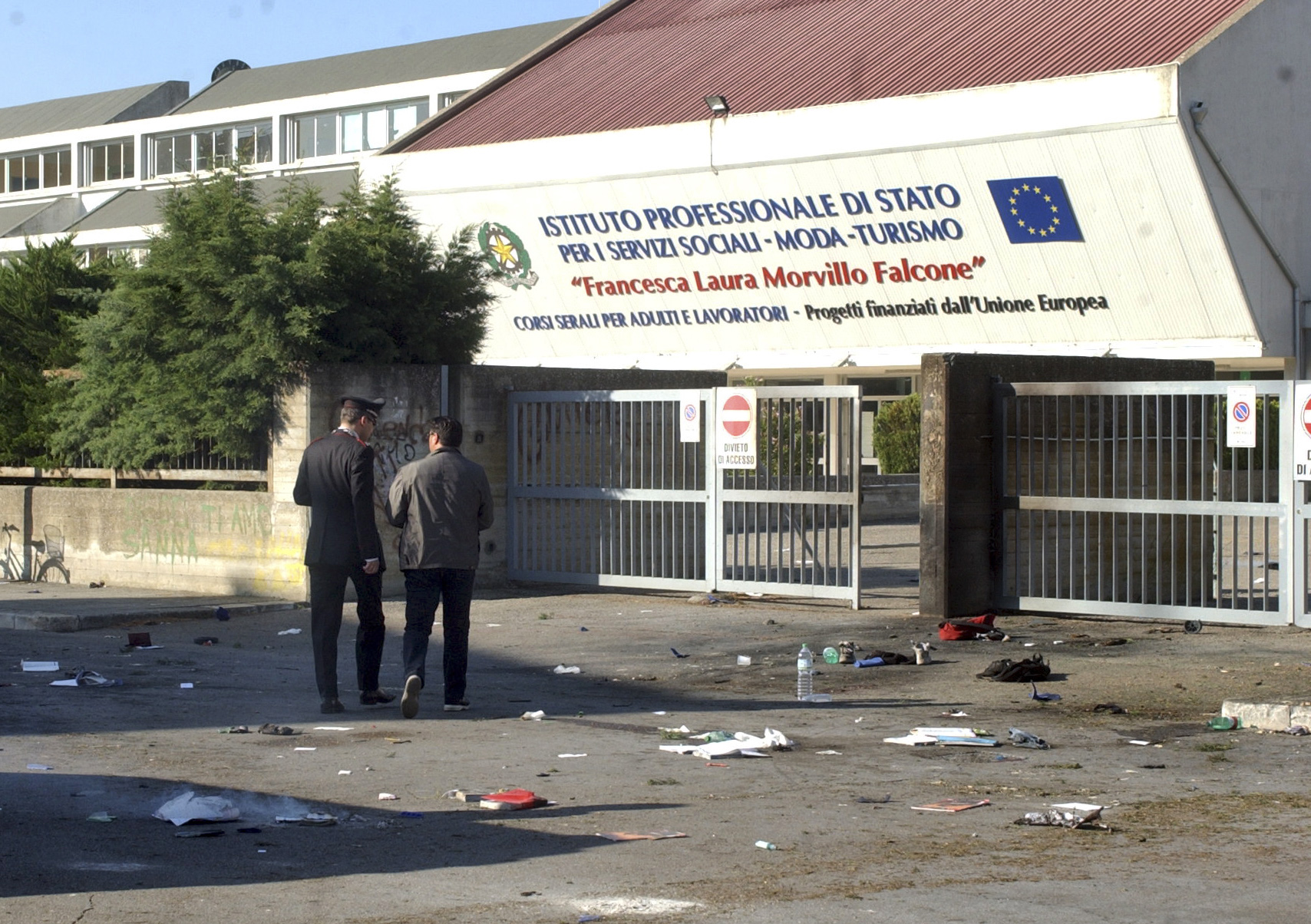 Bomben exploderade utanför yrkesskolan Morvillo Falcone i Brindisi i södra Italien under lördagsmorgonen.