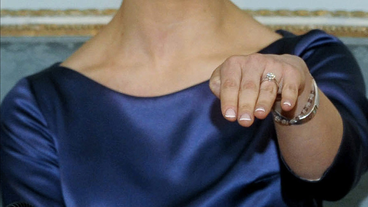 Hennes ring köptes troligtvis hos i hovjuveleraren W A Bolins butik vid Stureplan. Vickans ring är en klassisk och exklusiv förlovningsring med en briljantslipad diamant på två-tre karat av hög kvalitet. 