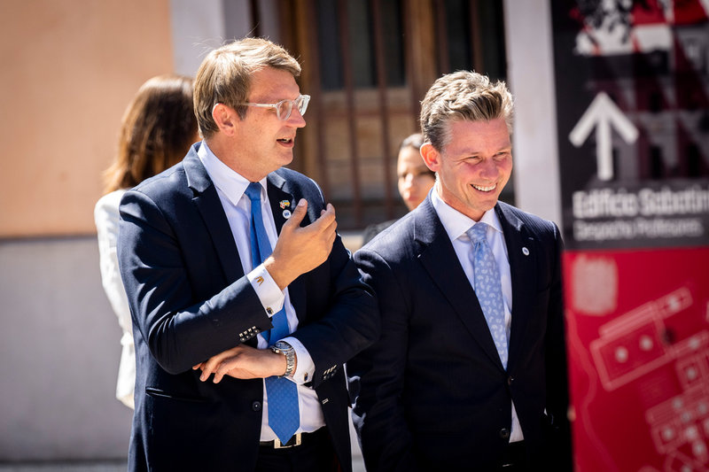 Danmarks försvarsminister Troels Lund Poulsen (till vänster) med svenske kollegan Pål Jonson vid EU-mötet i Toledo.