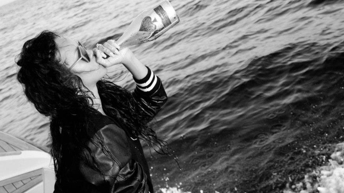 Hon drack skumpa till havs. 