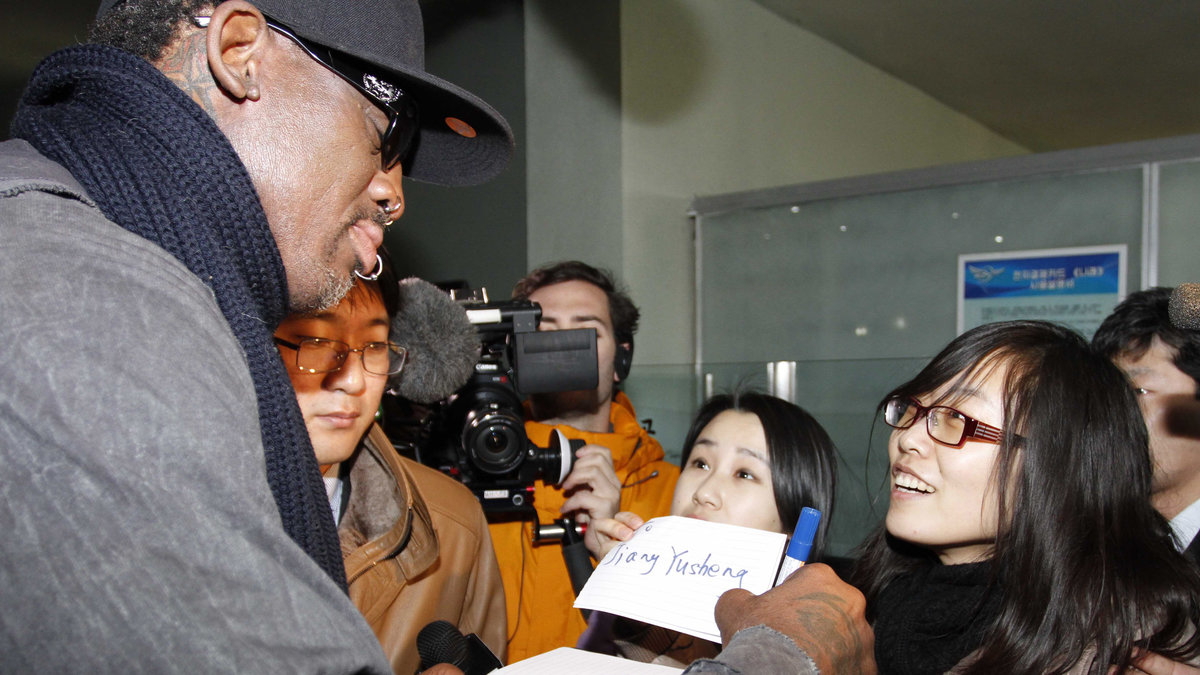 Rodmans förra besök väckte stor uppmärksamhet. Här skriver Rodman autografer till sina Nordkoreanska fans.