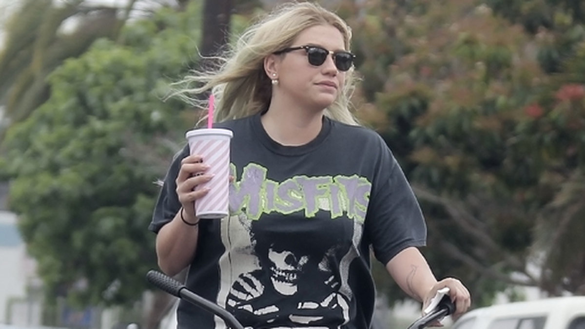 Kesha är ute och cyklar. 