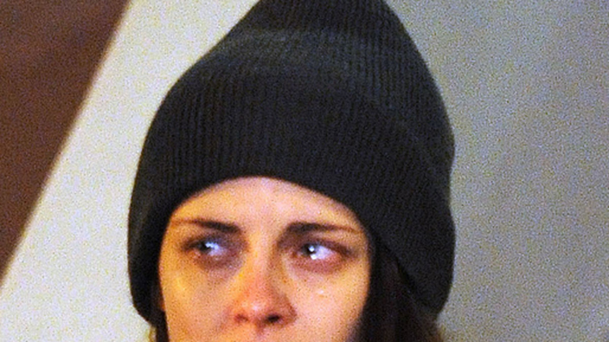 Kristen Stewart gråter ut. Men lugn – det är bara en filminspelning.