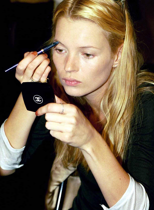 Kate Moss bättrar på sitt smink 2004. Kate Moss bättrar på sitt smink 2004.