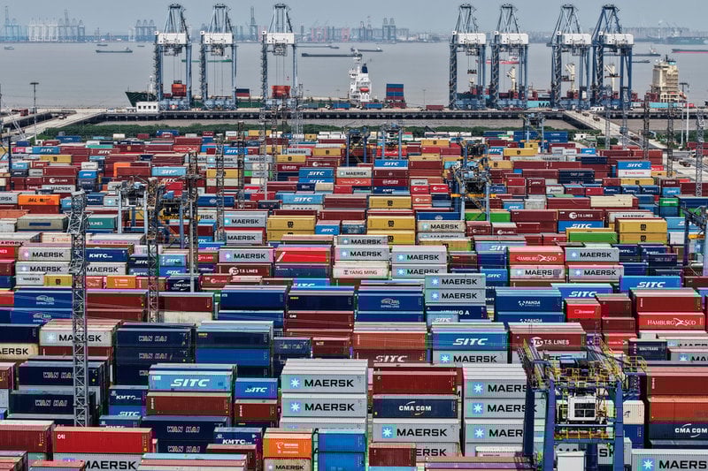 Rad efter rad av containrar i hamnen Shanghai i april 2025. Hamnen i den kinesiska metropolen är världens största.