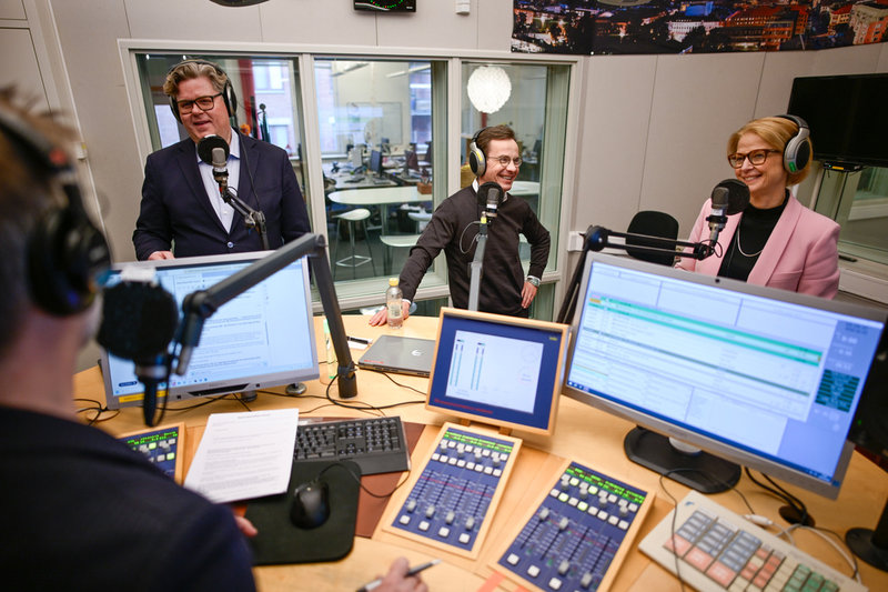 Ulf Kristersson, finansminister Elisabeth Svantesson och justitieminister Gunnar Strömmer intervjuas av P4 Uppland.
