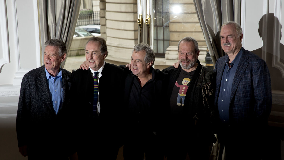 Hela Pythongänget (utan avlidne Graham Chapman). Från vänster: Michael Palin, Eric Idle, Terry Jones, Terry Gilliam och John Cleese.