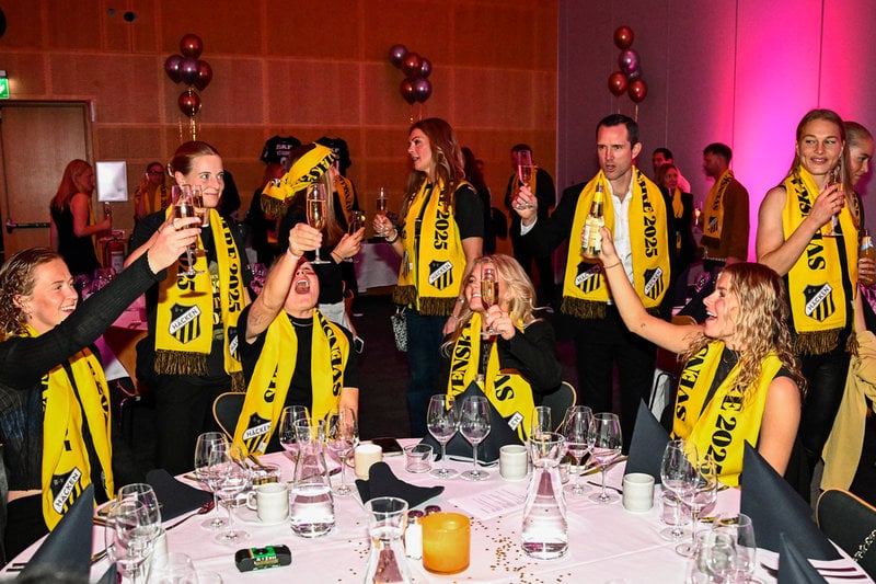 Häcken-spelare skålar under guldmiddagen på ett hotell i Stockholm.