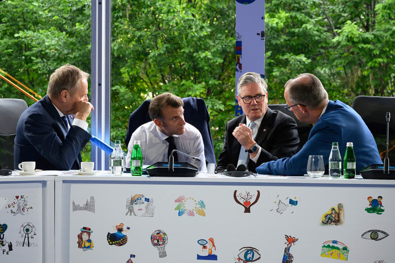Polens premiärminister Donald Tusk (till vänster), Frankrikes president Emmanuel Macron, brittiske premiärministern Keir Starmer och Tysklands förbundskansler Friedrich Merz i Tirana, Albanien.