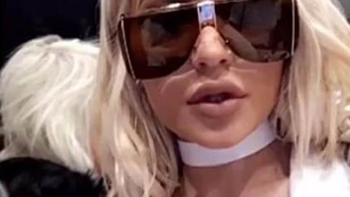 Många tror nu att Kylie har opererat brösten. 