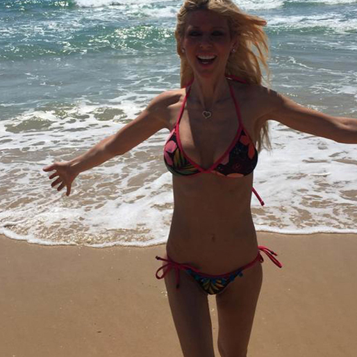 Tara Reid njuter av sol och bad. Tara Reid njuter av sol och bad.