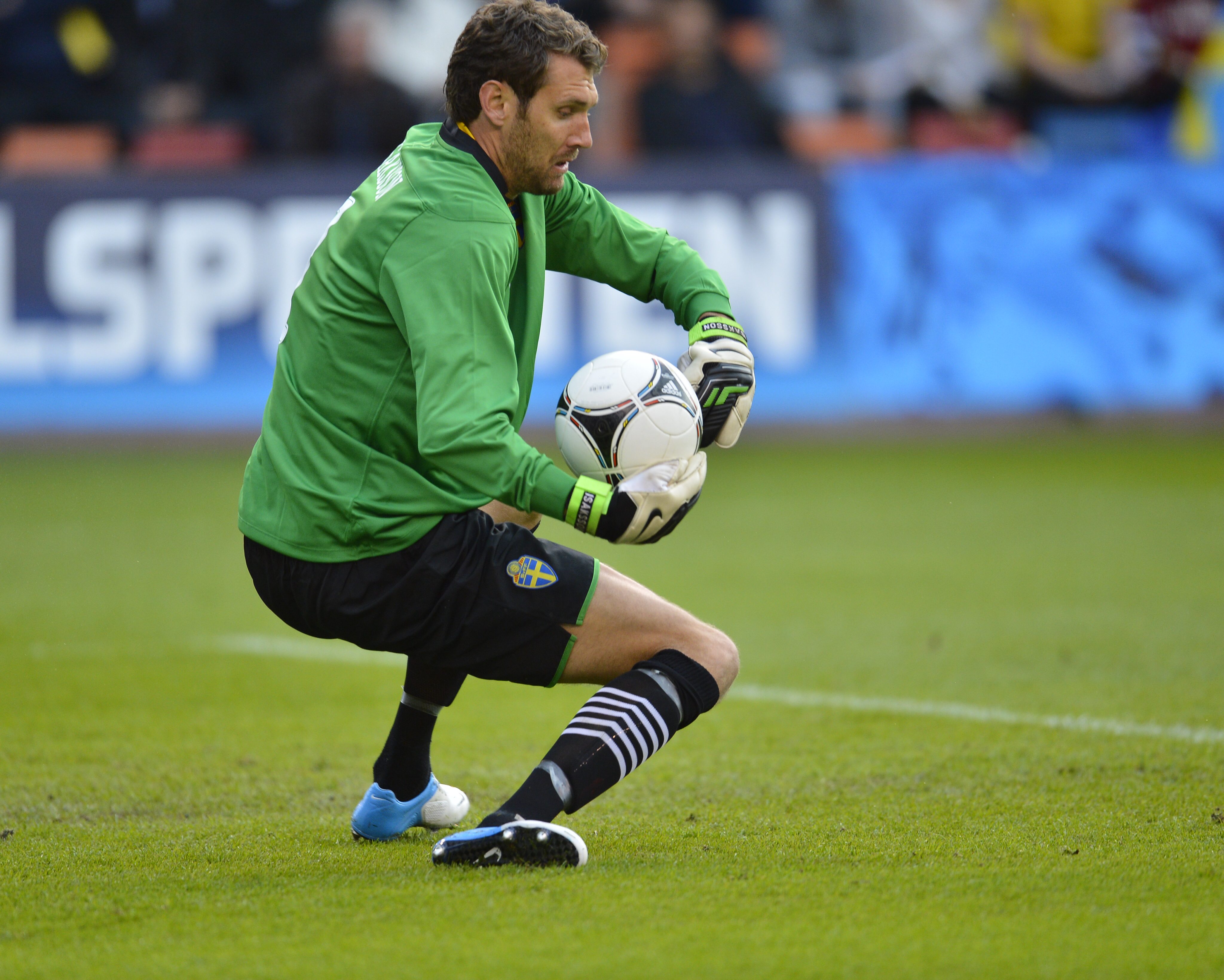 Andreas Isaksson greppar bollen. Andreas Isaksson greppar bollen.