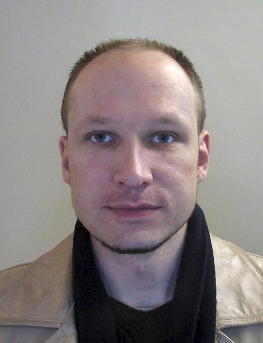 Klockan 18.27 grips Anders Behring Breivik på ön av norska insatsstyrkan. Klockan 18.27 grips Anders Behring Breivik på ön av norska insatsstyrkan.