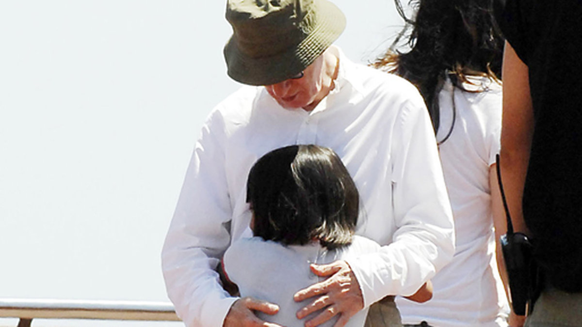 Woody kramar om sin adoptivdotter Manzie Tio i Spanien.