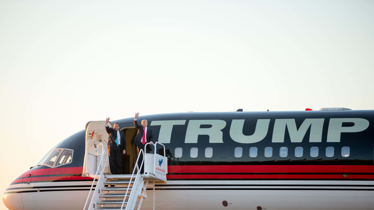*Tjena, Tjena* säger Trump från sitt eget flygplan. 