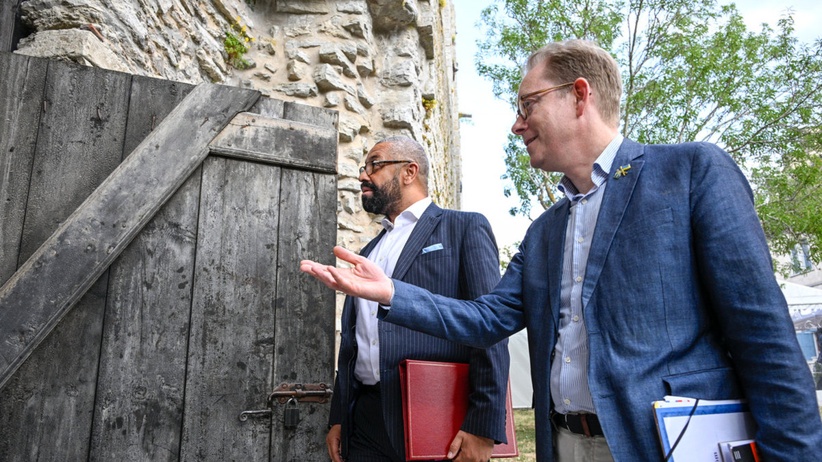 Utrikesminister Tobias Billström (M) möter sin brittiske kollega James Cleverly i Sankt Nicolai kyrkoruin i Visby.