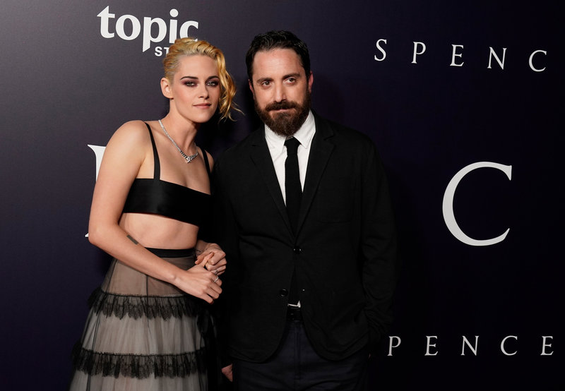 Kristen Stewart tillsammans med regissören Pablo Larrain inför premiären för 'Spencer'. Arkivbild.