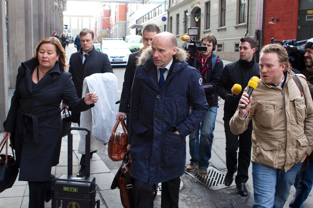 Här anländer Breiviks advokater till rätten.