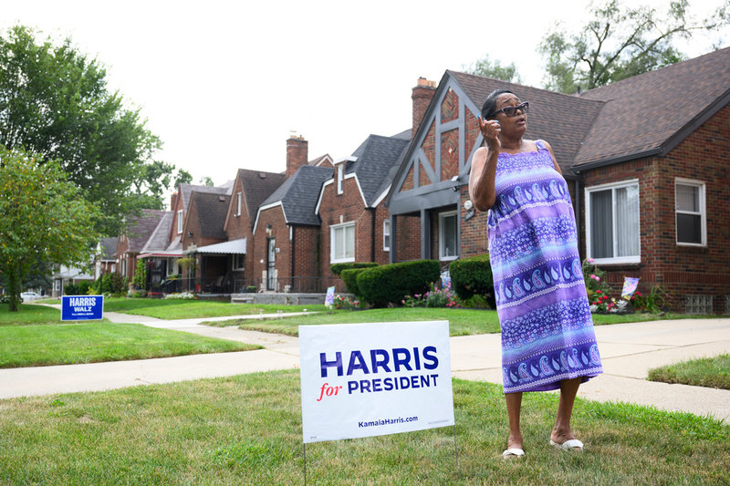 73-åriga Terrilyne Bradley-Betth i Detroit knackar inte bara dörr för Kamala Harris kampanj. Hon tar också upp beställningar på politiska trädgårdsskyltar -- allt för att säkra en Harrisseger i vågmästarstaten Michigan.