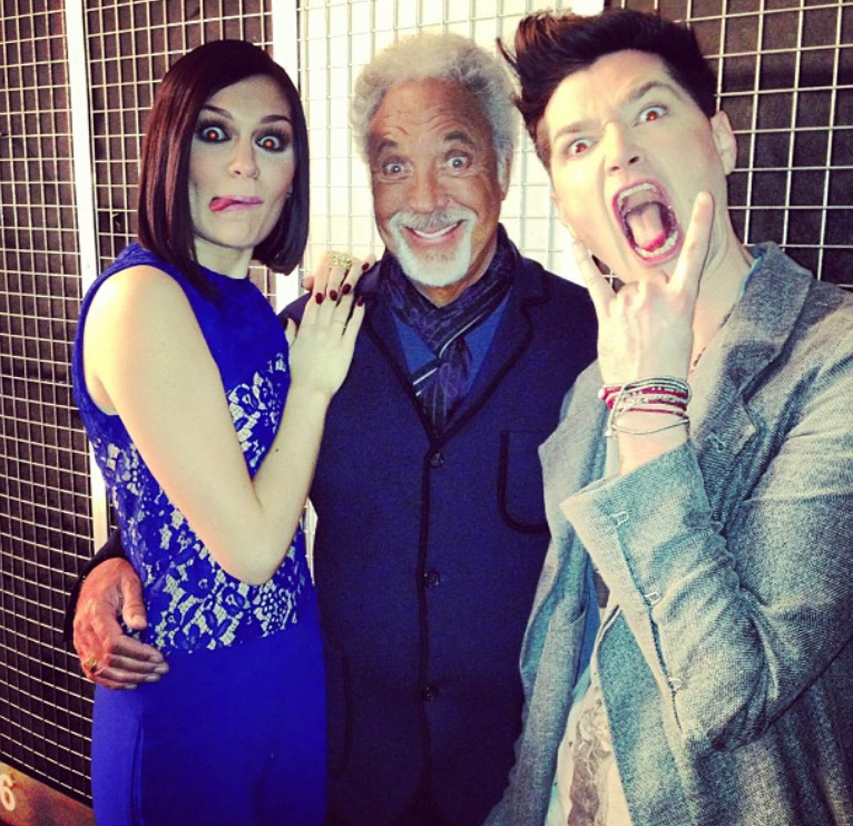 Jessie J poserar med Tom Jones. Jessie J poserar med Tom Jones.