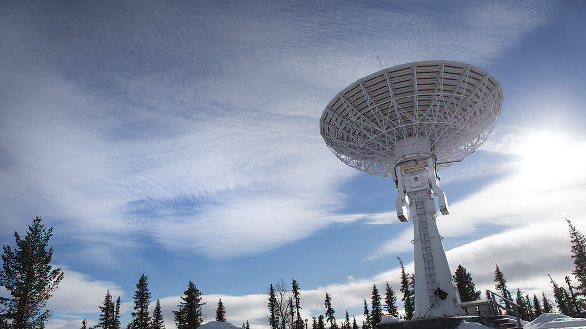 Antenn i snölandskap riktad mot rymden.